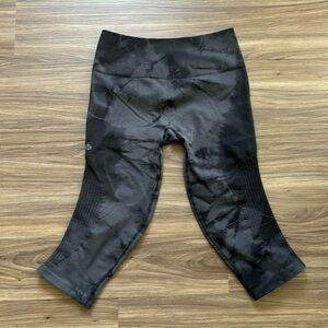 LULULEMON crop in the flow compression leggings tie die black and gray size 6